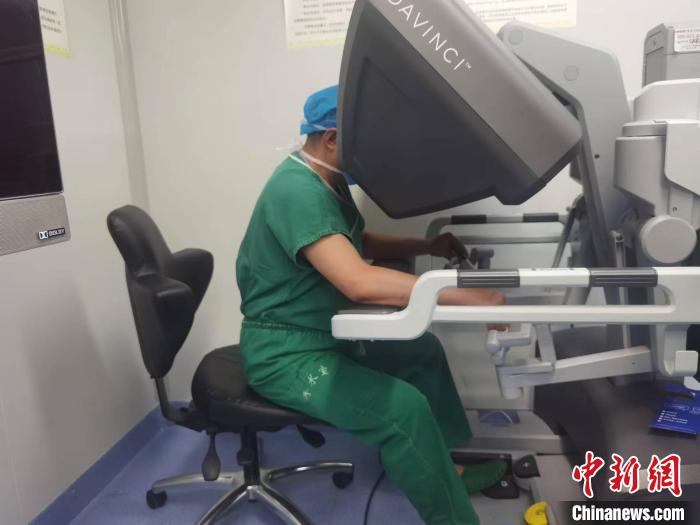 西藏自治區人民醫院成功開展西藏首例達芬奇機器人輔助下腹膜后巨大腫瘤切除術