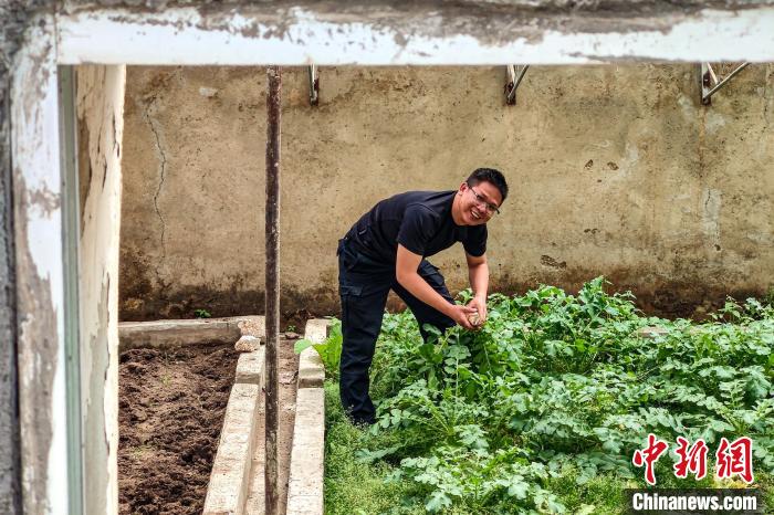 移民管理警察羅忠江在公珠湖執(zhí)勤點(diǎn)的大棚內(nèi)。 龍小鳳 攝