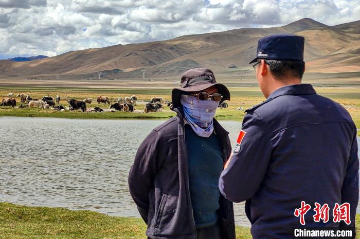 資料圖為民警何宗源在公珠湖了解牧民情況。 龍小鳳 攝