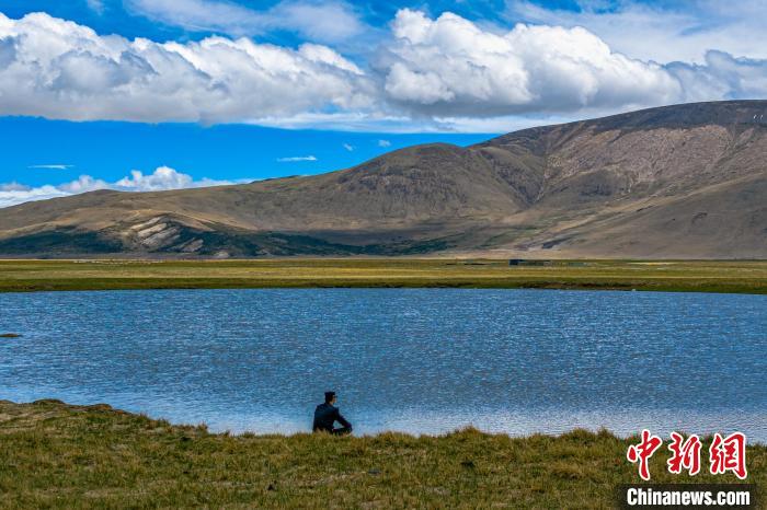 資料圖為執(zhí)勤民警何宗源在公珠湖畔濕地留影。 龍小鳳 攝