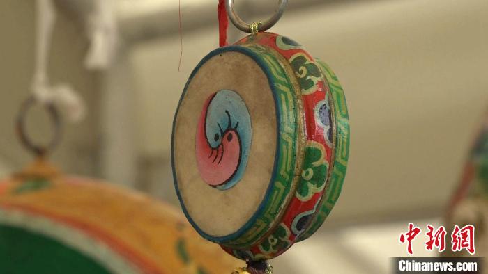 圖為“松贊夜市”里的特色文創產品。　貢桑拉姆 攝