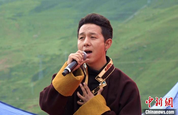 圖為藝人為開幕式獻唱。　貢桑拉姆 攝