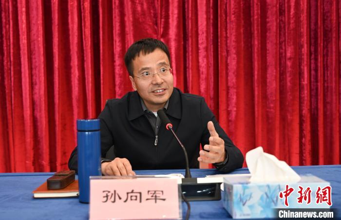 圖為西藏自治區黨委宣傳部副部長、自治區社科院黨組書記孫向軍主持活動。 趙朗 攝