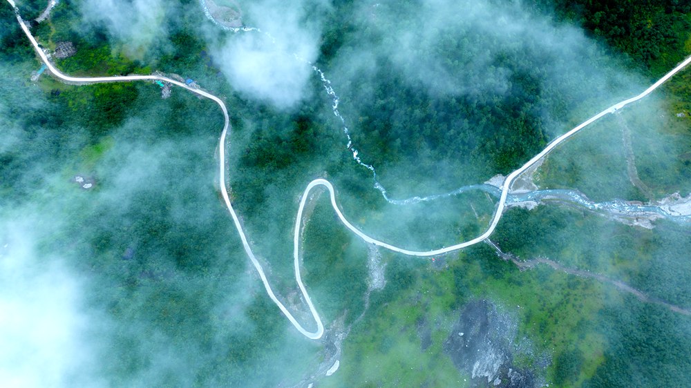 青山綠水生態優。益西曲批攝