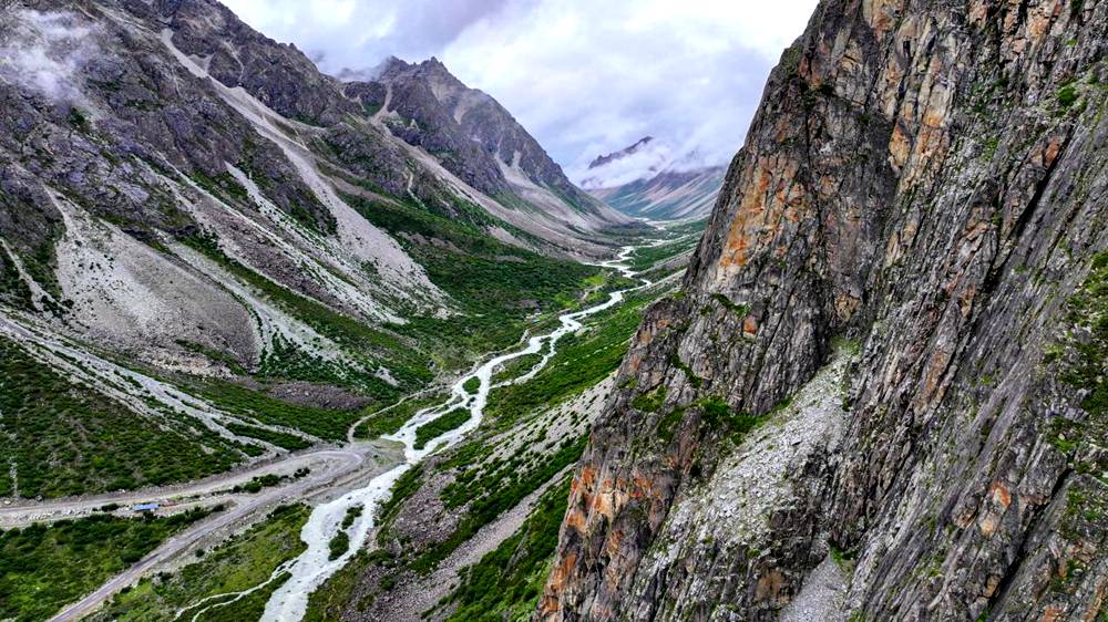 磅礴的河流滋養著山間草木。張澤坤攝