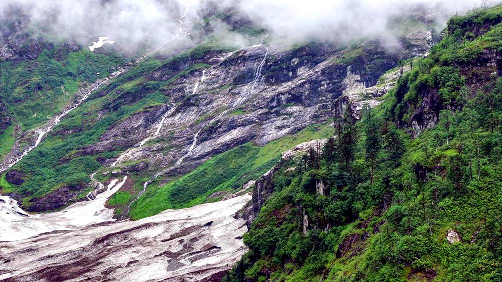 磅礴的河流滋養著山間草木。張澤坤攝
