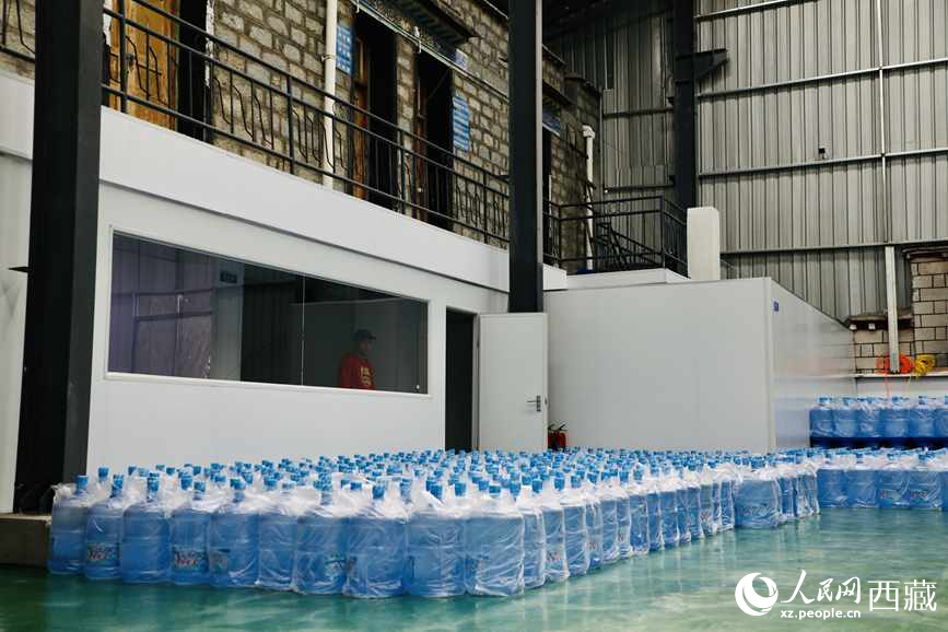 “色達牙泉”礦泉水（桶裝水）生產(chǎn)加工基地。人民網(wǎng)記者 次仁羅布攝