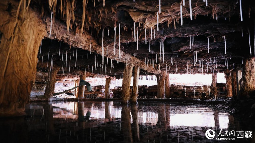鹽田鹵水滲下的鹽柱。人民網記者 次仁羅布攝