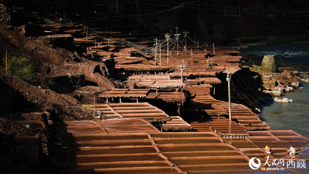 大大小小數千塊鹽田，形成一道絕美的風景線。人民網記者 次仁羅布攝