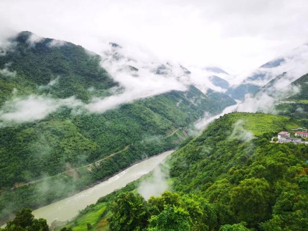 幾代建設(shè)者，歷經(jīng)半個(gè)多世紀(jì)完成！這是一條怎樣的公路？