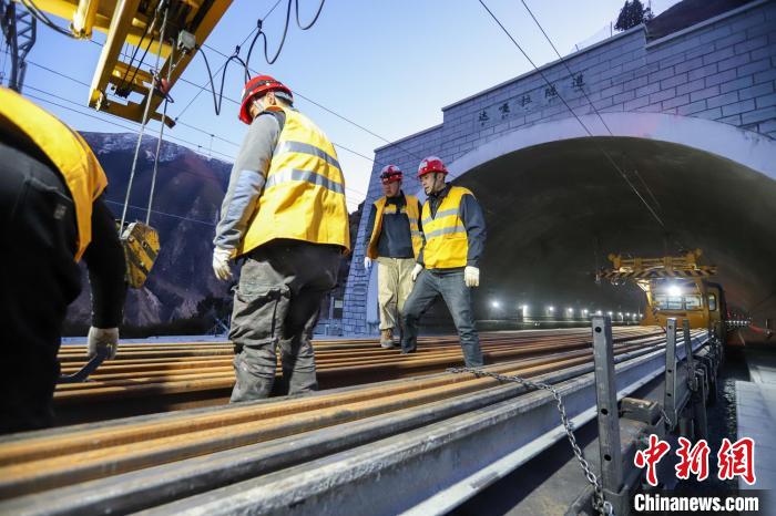 西藏拉林鐵路接收新軌提前備戰第三個春運