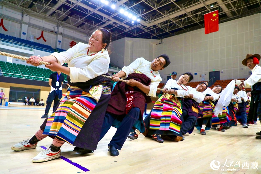 身著民族服裝的農牧民選手在拔河比賽現場。