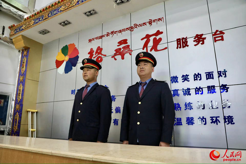 那曲火車站格桑花服務臺。人民網記者 次仁羅布攝