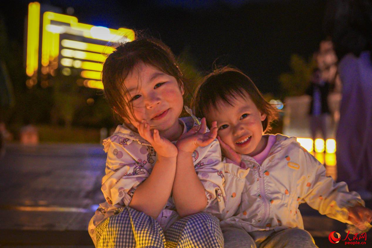 西藏林芝市民族團結廣場上的兒童。人民網記者 趙晨攝