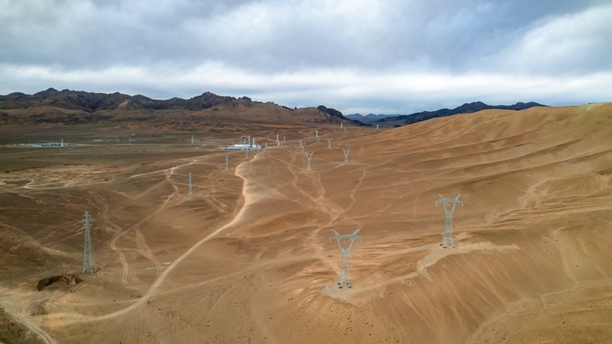 阿里地區(qū)首套電網(wǎng)側(cè)帶超容構(gòu)網(wǎng)型SVG工程全景。趙清鵬攝