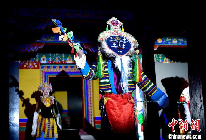 西藏拉薩：古建大院里上演傳統演藝服飾秀
