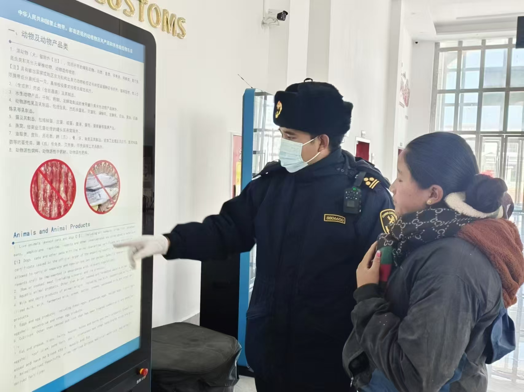 海關(guān)關(guān)員對(duì)入境邊民進(jìn)行禁止攜帶、郵寄進(jìn)境動(dòng)植物及其產(chǎn)品解讀。次旺久美攝