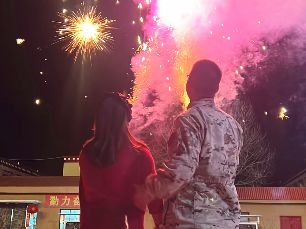 來隊(duì)家屬的溫馨瞬間?；粢綌z