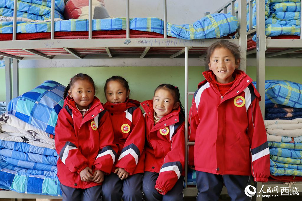 學生在定日縣第二小學分流安置點宿舍。人民日報記者 鮮敢攝