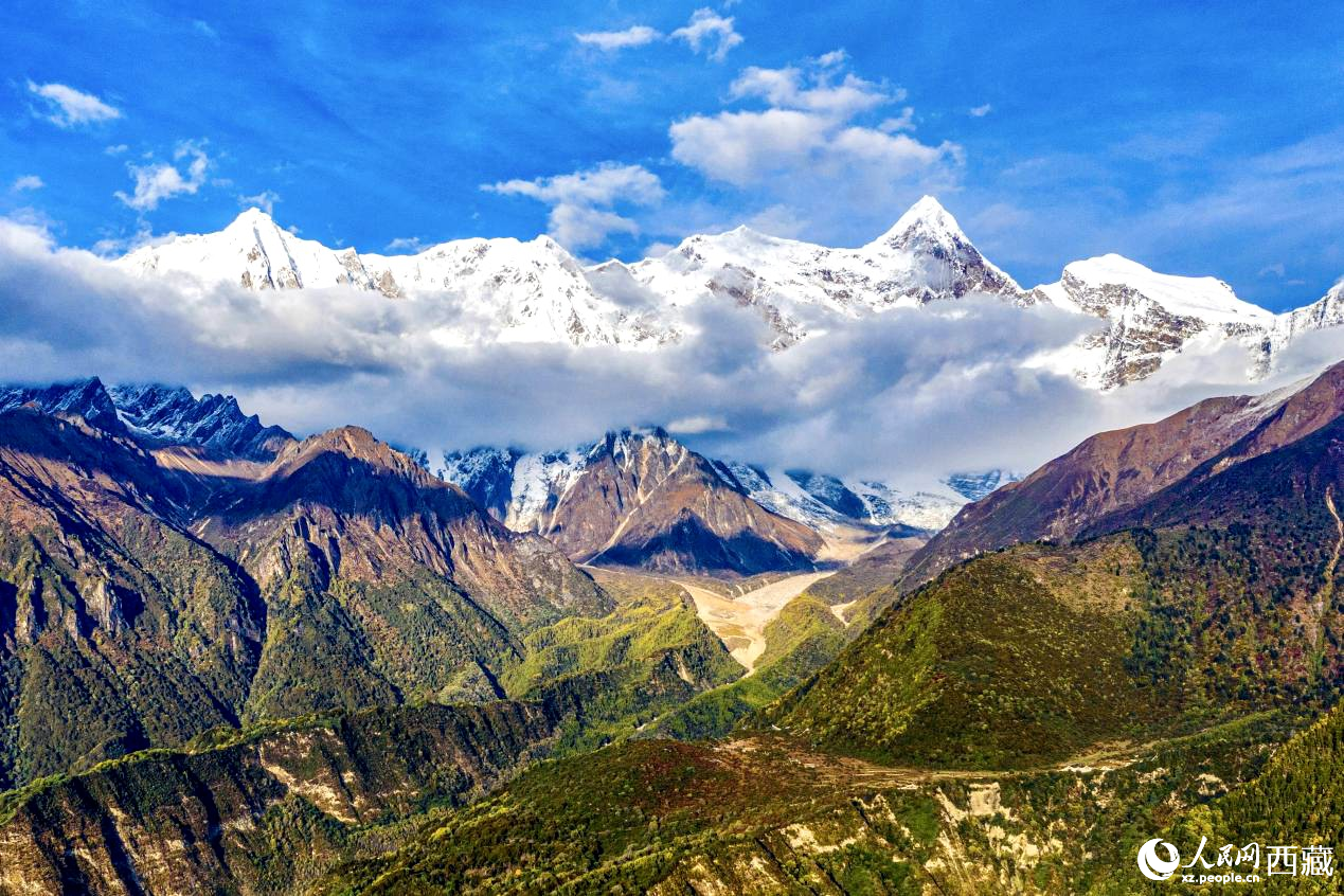 無人機(jī)航拍南迦巴瓦峰。