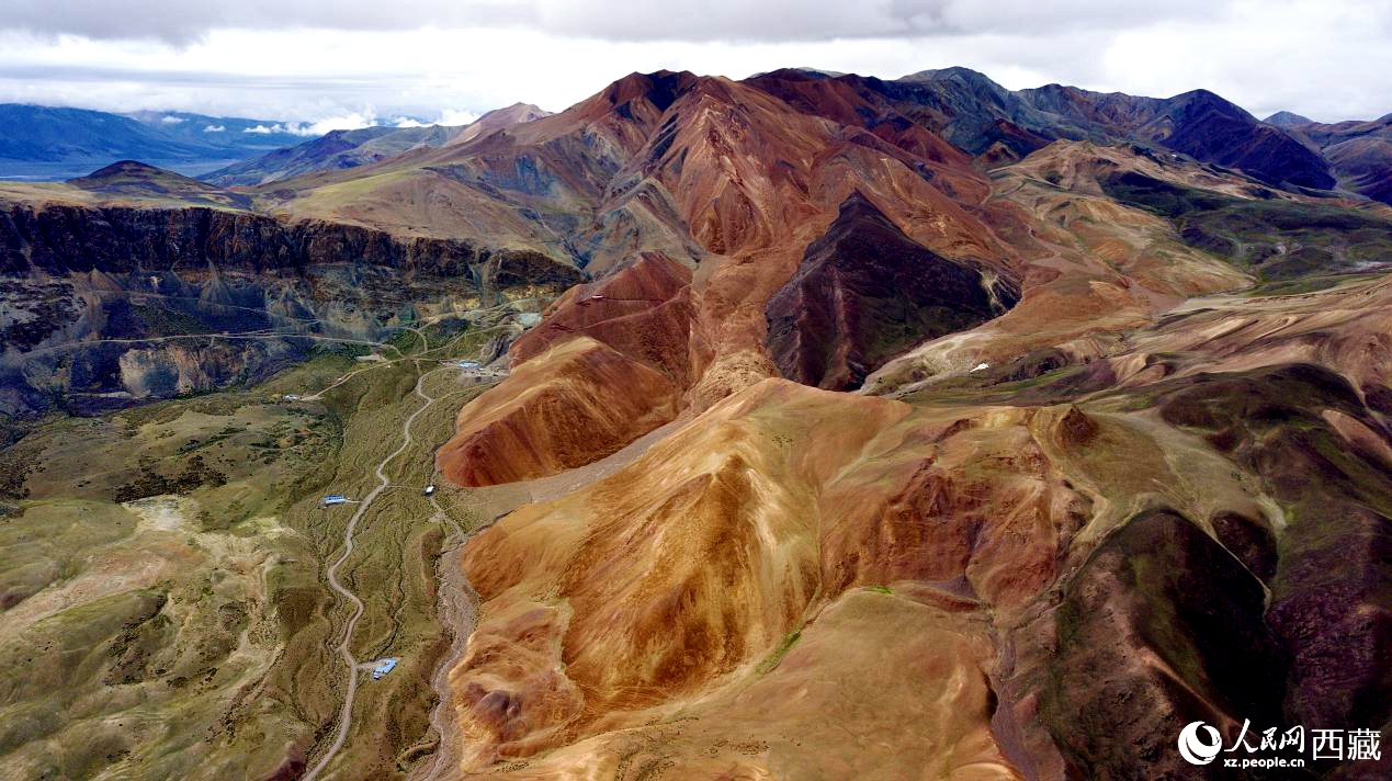 西藏阿里地區(qū)札達(dá)縣境內(nèi)的山丘，因大地礦石的緣故而變得色彩豐富，當(dāng)?shù)厝朔Q之為“五彩山”。
