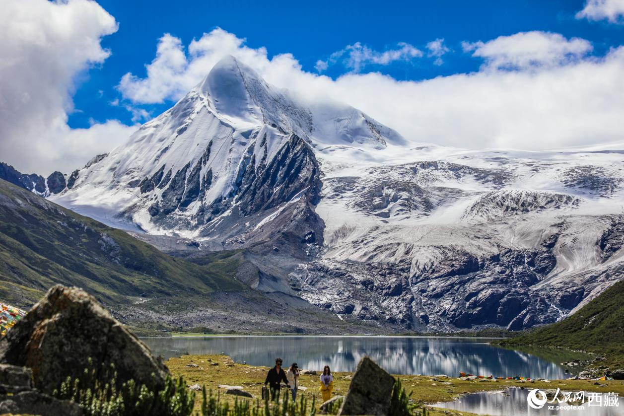 西藏那曲市比如縣的薩普雪山。