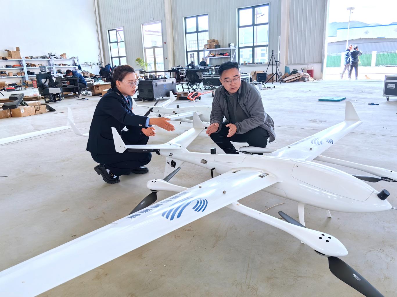 創博通航工作人員向稅務干部介紹無人機情況。曲麗攝