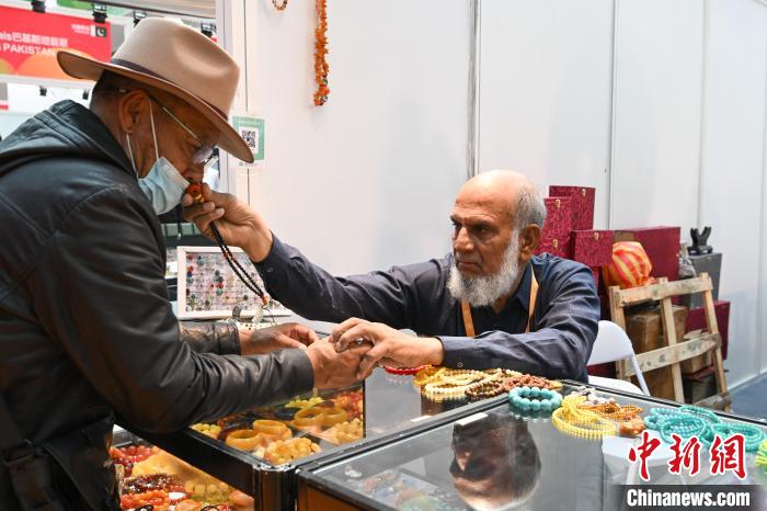 西藏拉薩：進(jìn)口商品展覽會(huì)家門(mén)口暢享國(guó)際購(gòu)物盛宴