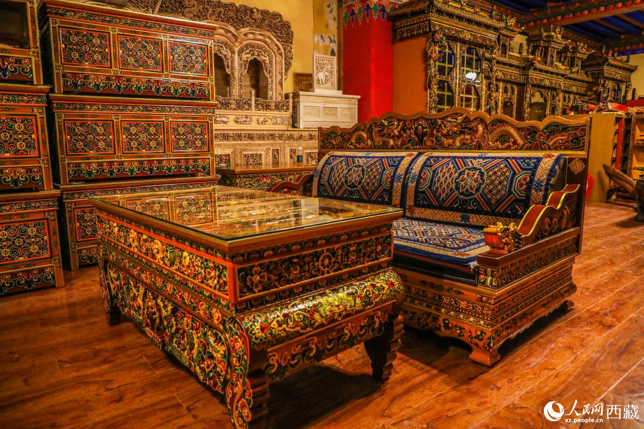 精美的繪畫(huà)與虱雕功底呈現(xiàn)在藏式家具上