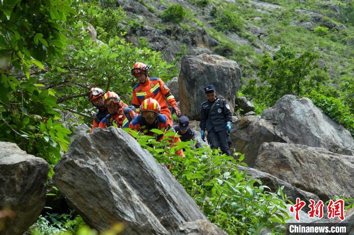 西藏吉隆山洪現場救援力量開展人員搜救與隱患排查
