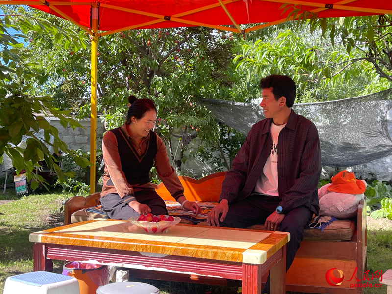 嘎拉村村民達瓦堅參和他的妻子。人民網 周靜圓攝